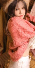 带绒帽，穿毛衣，着短裤 气质女生室内写真，冷还是不冷？