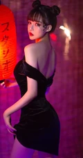 气质美背女生夏木颖双丸子头造型 搭配黑色旗袍动人写真