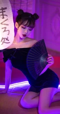 气质美背女生夏木颖双丸子头造型 搭配黑色旗袍动人写真