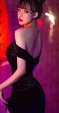 气质美背女生夏木颖双丸子头造型 搭配黑色旗袍动人写真