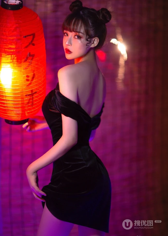 气质美背女生夏木颖双丸子头造型 搭配黑色旗袍动人写真