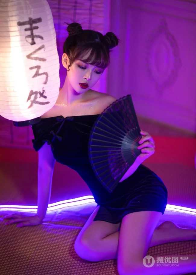 气质美背女生夏木颖双丸子头造型 搭配黑色旗袍动人写真