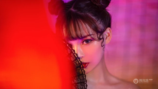 气质美背女生夏木颖双丸子头造型 搭配黑色旗袍动人写真