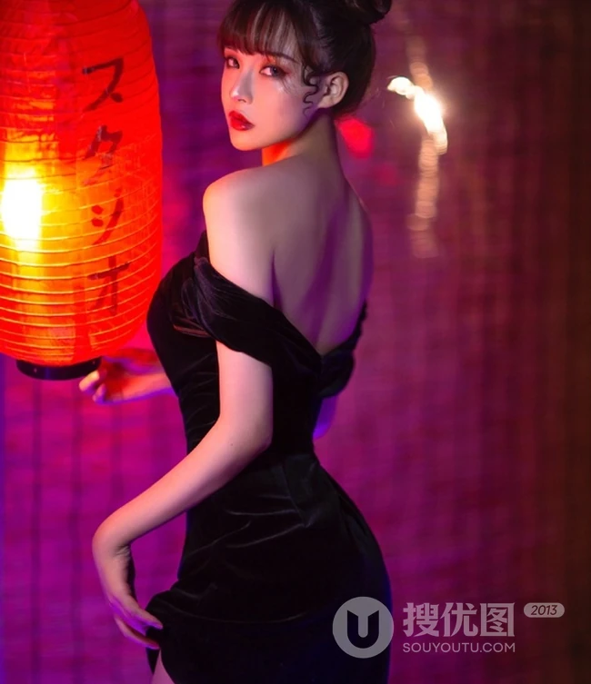 气质美背女生夏木颖双丸子头造型 搭配黑色旗袍动人写真
