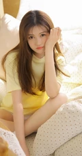 长发，线条感，娇俏动人浅粉少女着T恤短裤室内写真图片