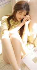 长发，线条感，娇俏动人浅粉少女着T恤短裤室内写真图片