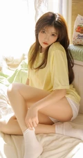 长发，线条感，娇俏动人浅粉少女着T恤短裤室内写真图片