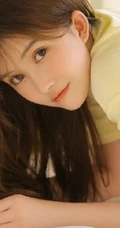 长发，线条感，娇俏动人浅粉少女着T恤短裤室内写真图片