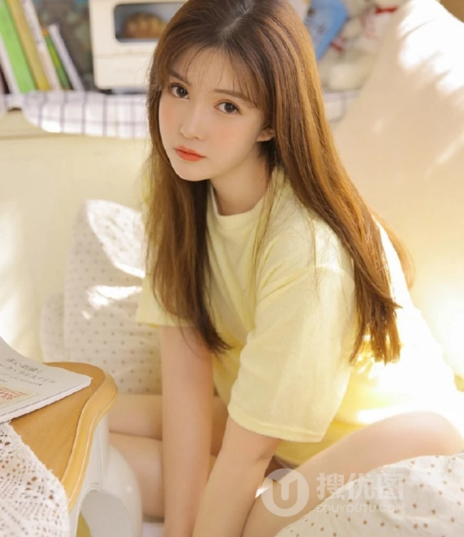长发，线条感，娇俏动人浅粉少女着T恤短裤室内写真图片