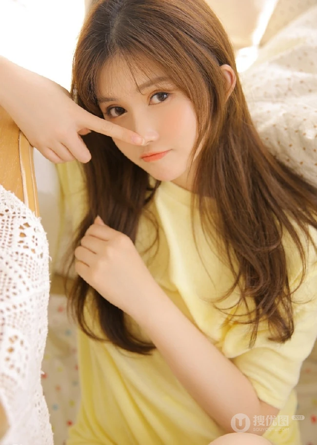 长发，线条感，娇俏动人浅粉少女着T恤短裤室内写真图片