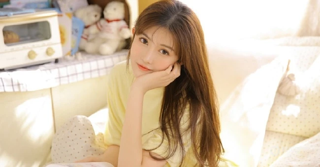 长发，线条感，娇俏动人浅粉少女着T恤短裤室内写真图片
