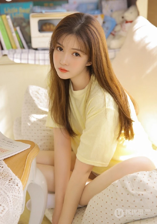 长发，线条感，娇俏动人浅粉少女着T恤短裤室内写真图片