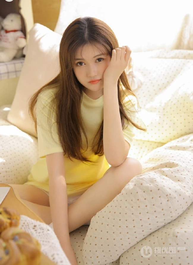长发，线条感，娇俏动人浅粉少女着T恤短裤室内写真图片