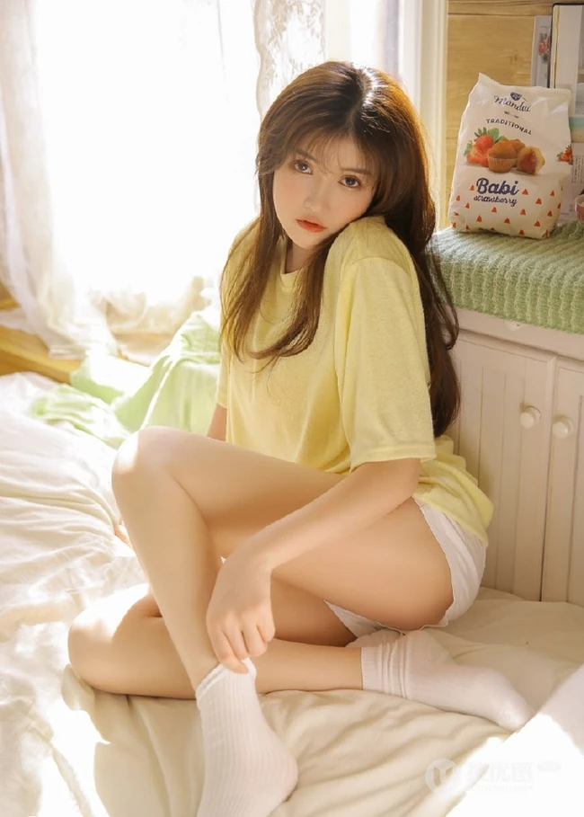 长发，线条感，娇俏动人浅粉少女着T恤短裤室内写真图片