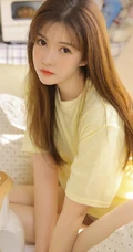 长发，线条感，娇俏动人浅粉少女着T恤短裤室内写真图片