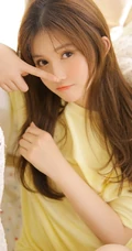 长发，线条感，娇俏动人浅粉少女着T恤短裤室内写真图片