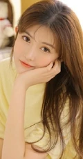 长发，线条感，娇俏动人浅粉少女着T恤短裤室内写真图片