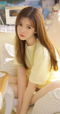 长发，线条感，娇俏动人浅粉少女着T恤短裤室内写真图片