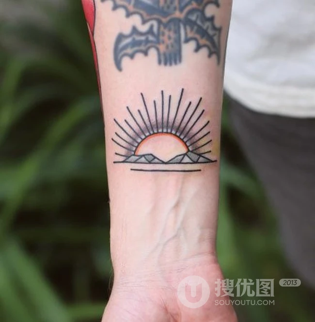以太阳为主题的可爱卡通日出，阳光，太阳等小臂小纹身图案 第1张