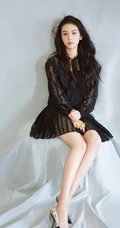 周也黑色连衣短纱裙广告写真，手拿大包包秒变线条感美人