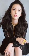 周也黑色连衣短纱裙广告写真，手拿大包包秒变线条感美人