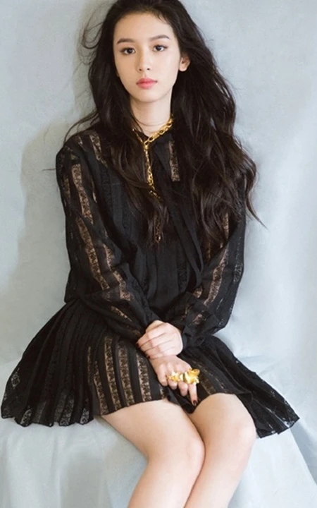 周也黑色连衣短纱裙广告写真，手拿大包包秒变线条感美人