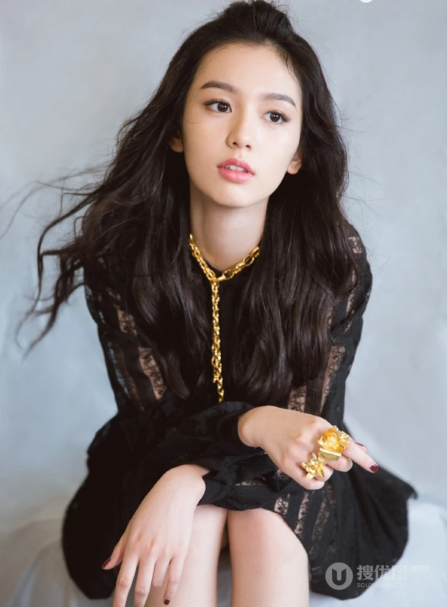 周也黑色连衣短纱裙广告写真，手拿大包包秒变线条感美人