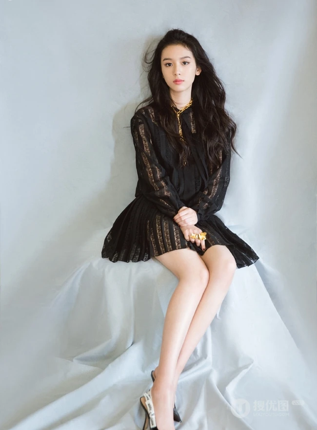 周也黑色连衣短纱裙广告写真，手拿大包包秒变线条感美人