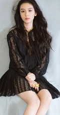 周也黑色连衣短纱裙广告写真，手拿大包包秒变线条感美人