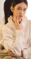 周也着白衫金色短裙出席活动，化身恬静动人少女