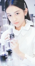 周也着白衫金色短裙出席活动，化身恬静动人少女
