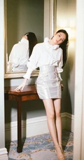 周也着白衫金色短裙出席活动，化身恬静动人少女