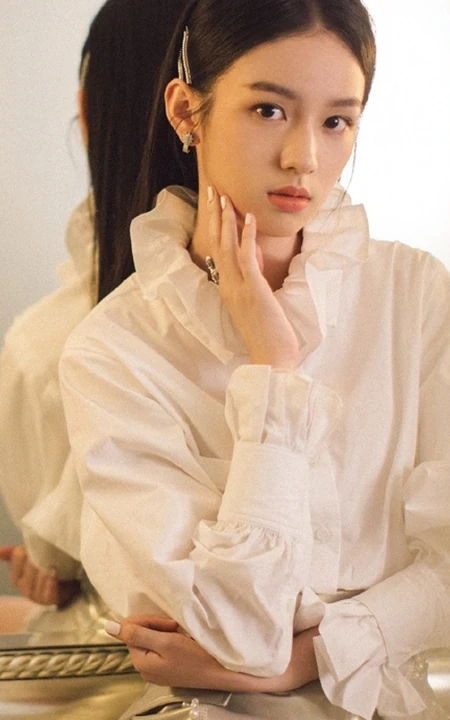 周也着白衫金色短裙出席活动，化身恬静动人少女