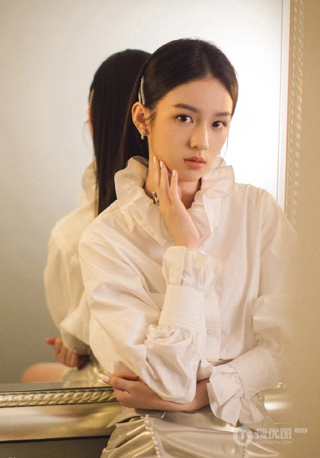 周也着白衫金色短裙出席活动，化身恬静动人少女