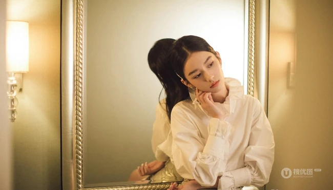 周也着白衫金色短裙出席活动，化身恬静动人少女