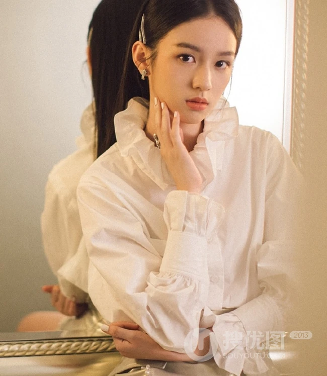 周也着白衫金色短裙出席活动，化身恬静动人少女