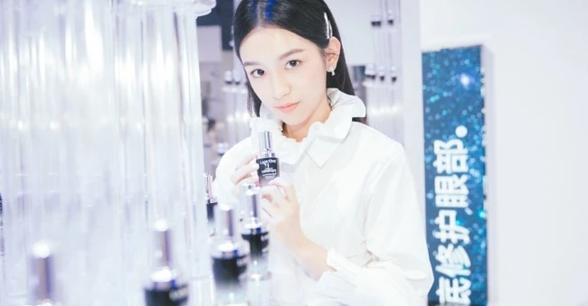 周也着白衫金色短裙出席活动，化身恬静动人少女