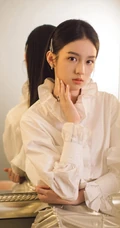 周也着白衫金色短裙出席活动，化身恬静动人少女