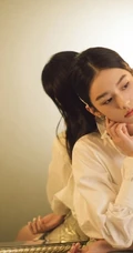 周也着白衫金色短裙出席活动，化身恬静动人少女
