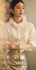 周也着白衫金色短裙出席活动，化身恬静动人少女