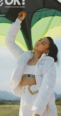 宋祖儿时尚复古《精彩OK》杂志街拍写真大片