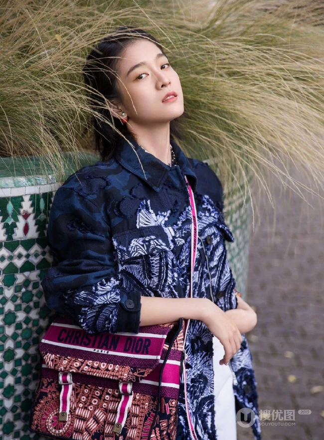 女明星张雪迎个性温婉唯美户外街拍写真