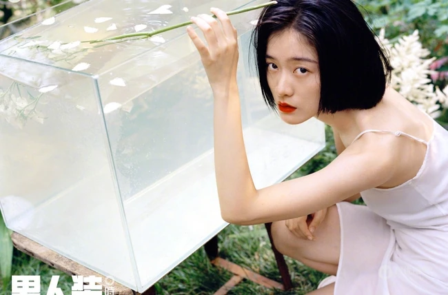 张雪迎气质《男人装》写真杂志大片，给你一份初恋