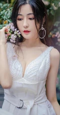 汤晶媚绝对气质写真大片来袭，美人鲜花组合兼顾唯美清纯