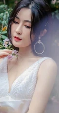 汤晶媚绝对气质写真大片来袭，美人鲜花组合兼顾唯美清纯