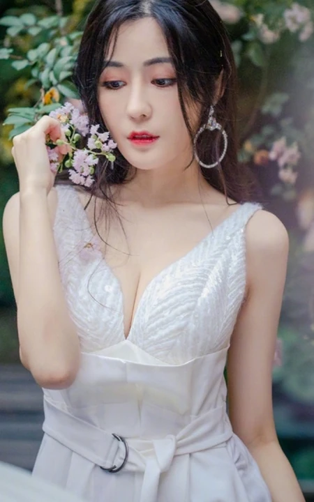 汤晶媚绝对气质写真大片来袭，美人鲜花组合兼顾唯美清纯