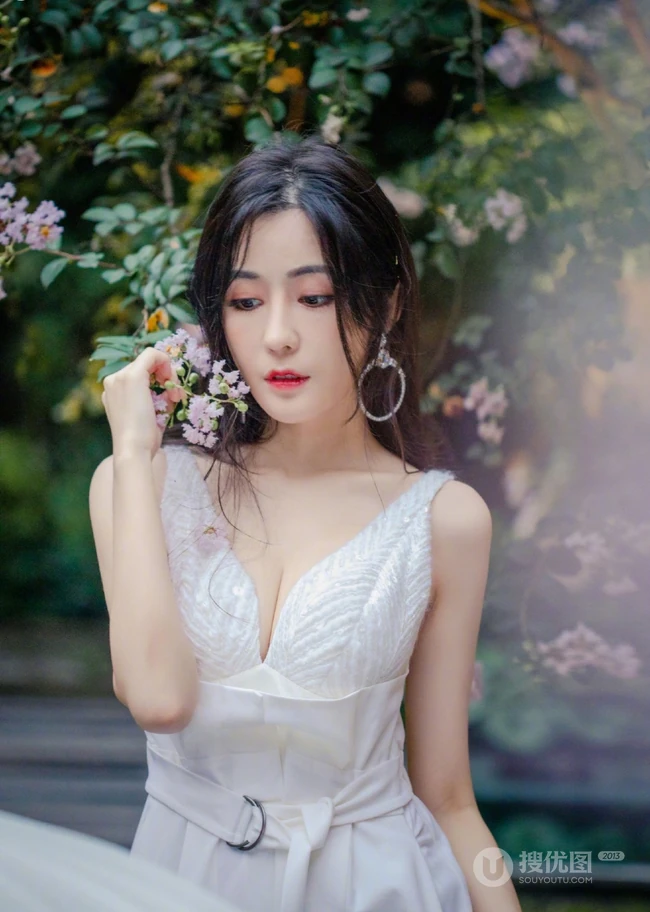 汤晶媚绝对气质写真大片来袭，美人鲜花组合兼顾唯美清纯