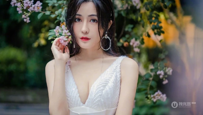 汤晶媚绝对气质写真大片来袭，美人鲜花组合兼顾唯美清纯