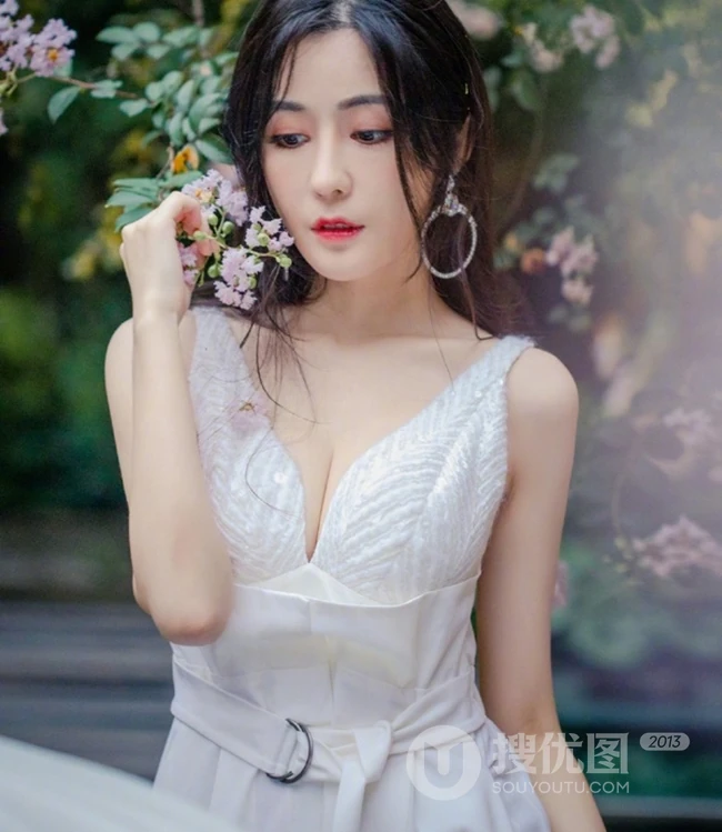 汤晶媚绝对气质写真大片来袭，美人鲜花组合兼顾唯美清纯