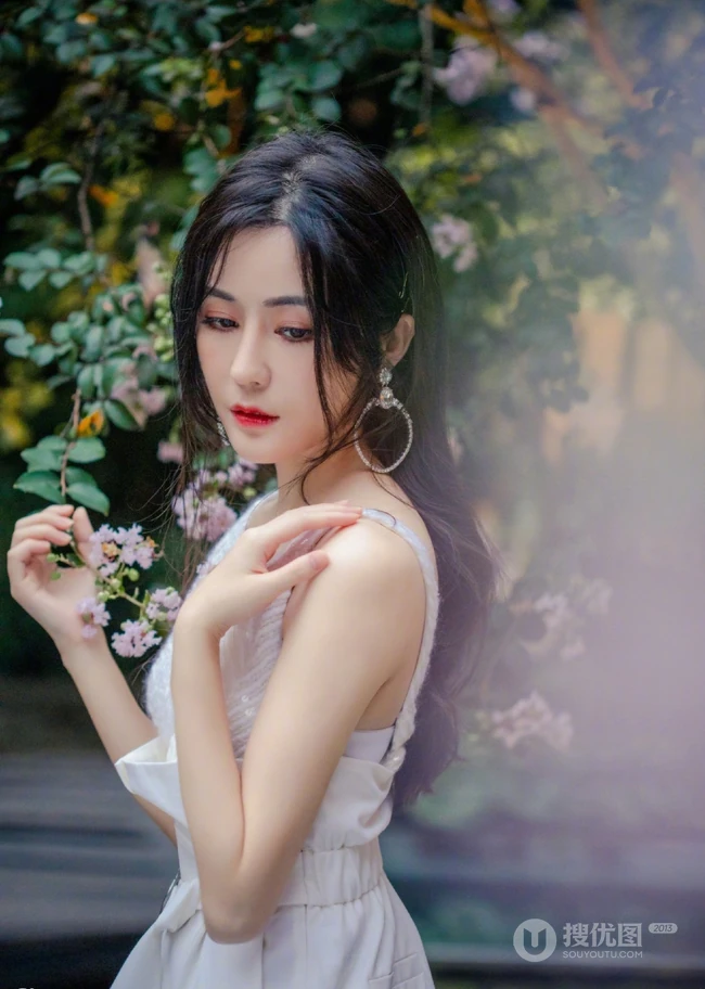 汤晶媚绝对气质写真大片来袭，美人鲜花组合兼顾唯美清纯